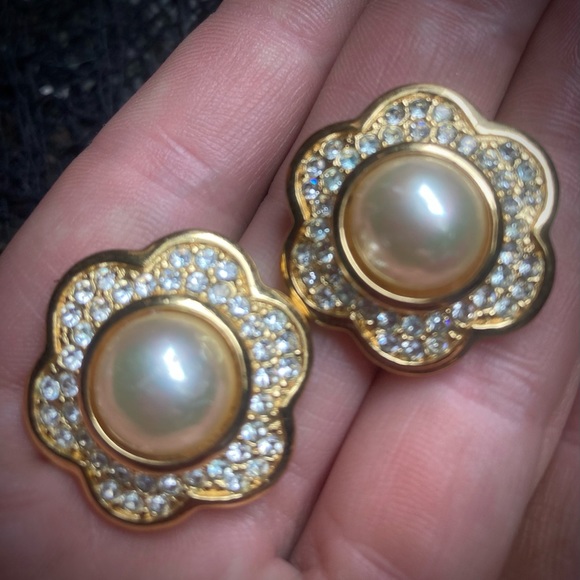 Vintage DIOR Pearly Crystal Flower Earrings - Picture 2 of 4